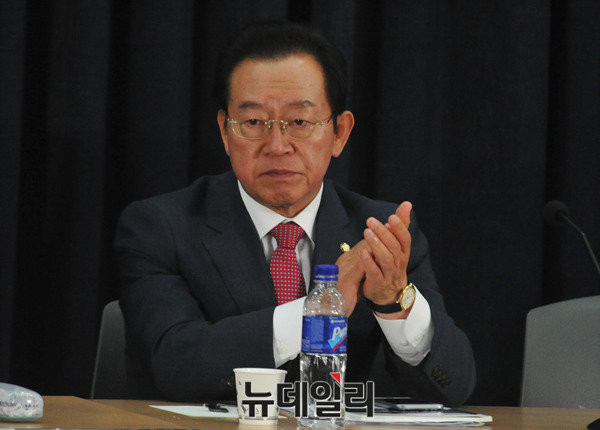 ▲ 새누리당 이종배 의원은 27일 국회 의원회관에서 열린 선거여론조사 개선방안 마련을 위한 공청회에서 중앙선관위를 향해 국민 입장에서 보고 효율적인 대안의 기준을 갖고 주시해주시면 적극 협력토록하겠다"고 밝혔다. ⓒ뉴데일리 이종현 기자