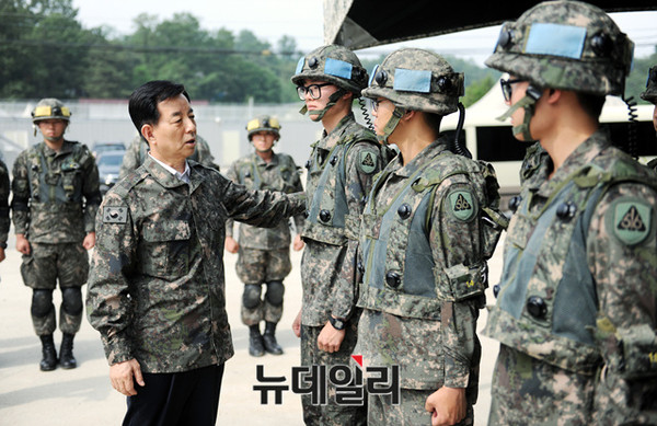 ▲ 27일 한민구 국방부장관이 실전적인 예비군훈련과 향방작전태세 확립을 위해 금곡 통합예비군 훈련장을 방문했다.ⓒ국방부