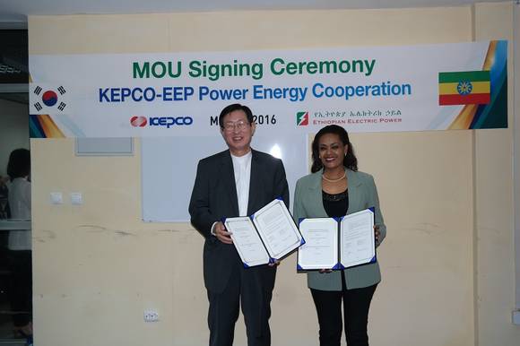 ▲ 한국전력은 26일(현지시간) 에티오피아 아디스아바바에서 에티오피아 국영 발전·송전회사인 EEP 등과 전력망 효율개선 및 에너지신사업 협력 양해각서(MOU)를 체결했다. 왼쪽부터 조환익 한국전력 사장,  아제브 아스네이크 윌데키단 EEP 사장 ⓒ 한전