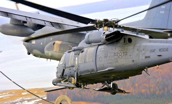 MC-130 특수작 수송기와 MH-60 특수전 헬기. ⓒ미 공군