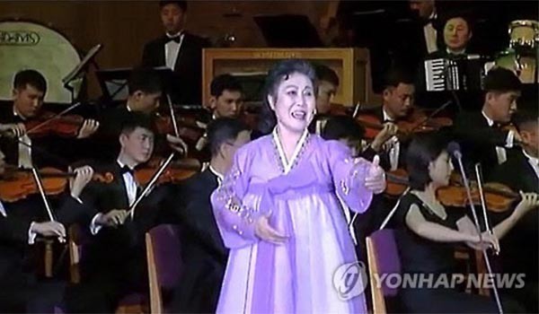 ▲ 자유아시아방송(RFA)은 "북한 인민가수 '최삼숙'의 딸도 집단 귀순자 가운데 있다"고 전했다. 사진은 과거 최삼숙의 공연 모습. ⓒ연합뉴스. 무단전재 및 재배포 금지.