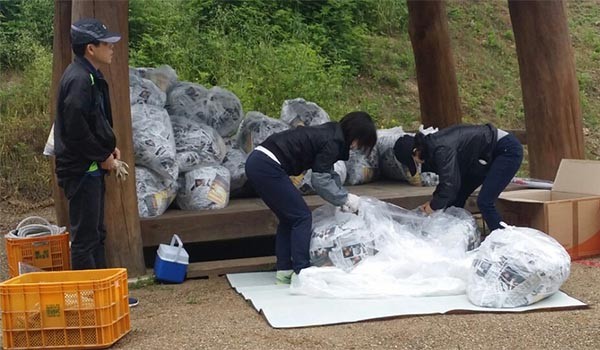 ▲ 대북전단과 1달러 지폐, USB와 DVD 등을 준비하는 자유북한운동연합 관계자들. 이들이야말로 북한인권운동가들이다. ⓒ자유북한운동연합 제공