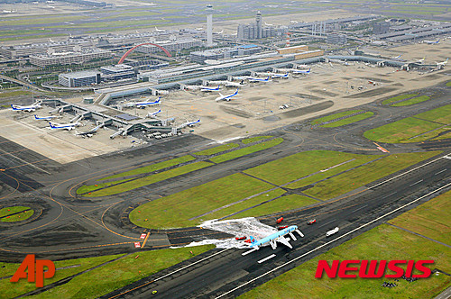 ▲ 일본 도쿄 하네다 공항 활주로에서 27일 서울 김포공항으로 이륙하려던 대한항공 여객기의 왼쪽 엔진에서 연기가 발생했다. 여객기 주변에 소방대원들이 진화작업을 하면서 뿌린 흰 색 거품이 흘러있는 모습이 보인다. ⓒ뉴시스