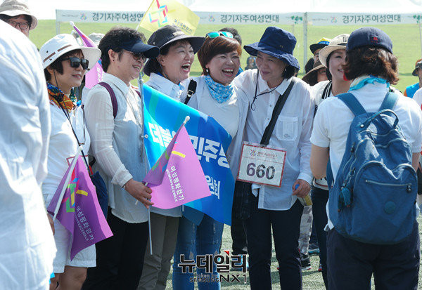▲ 27일 오전 파주 임진각에서 '2016 여성평화걷기대회'에 더불어민주당 소속 19대 국회의원이 참석해 가슴에 '660'번호판을 달고 있다. ⓒ뉴데일리 정상윤 기자