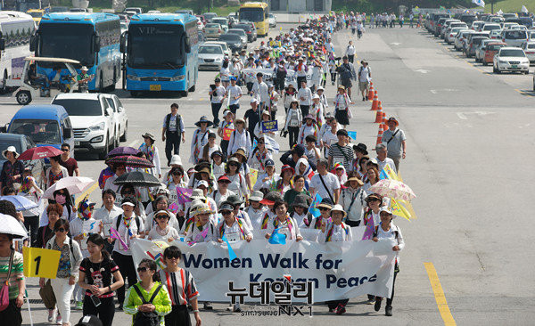 ▲ 27일 오전 파주 임진각에서 '2016 여성평화걷기대회'가 개최됐다. 이번 행사는 2015년 북한을 방문한 후 경의선을 타고 남한에 내려와 논란이 됐던 '위민크로스 DMZ'의 후속 행사다. ⓒ뉴데일리 정상윤 기자
