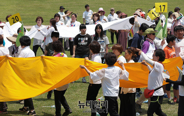 ▲ '2016 여성평화걷기' 2부 행사로 플래시 몹이 진행됐다. ⓒ뉴데일리 정상윤 기자