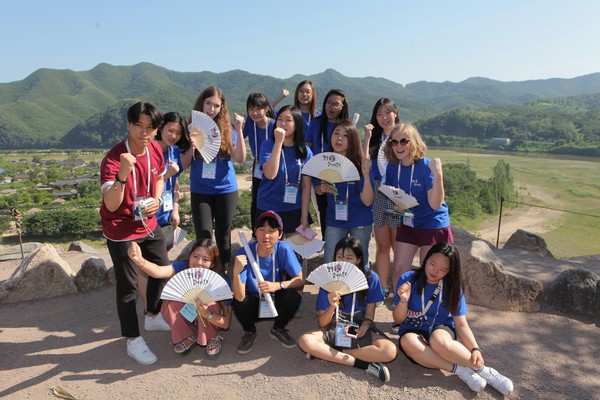 ▲ 경북도는 28일부터 국내에 거주하는 외국인 유학생 100여명을 초청해 경북알리기에 적극 나섰다. 이들은 '일일 대사'로 나서 경북을 SNS 등 실시간으로 외국으로 알리는 역할을 했다. 사진은 안동을 찾은 외국인유학생이 파이팅을 외치는 모습.ⓒ경북도 제공