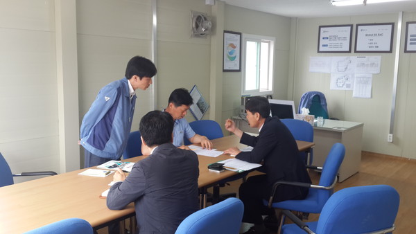 ▲ 경북도가 추진중인 ‘청년 일자리 SOC 특공대’ 회원이 도내 사업현장을 찾아 지역 청년 채용 홍보활동을 전개하고 있다.ⓒ경북도 제공