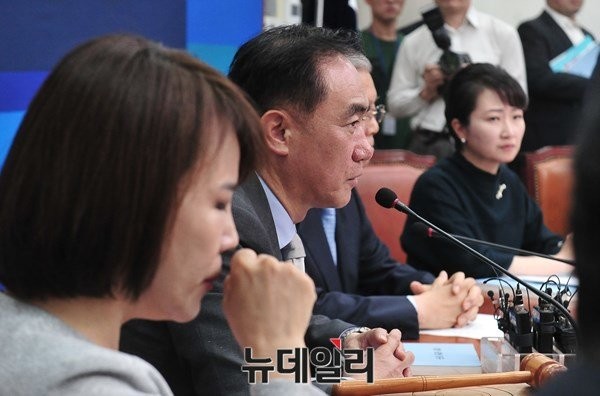 ▲ 지난 16일 국회에서 열린 더불어민주당 조직강화특별위원회(조강특위) 첫 전체회의에서 정장선 위원장이 모두발언을 하고 있다. 사진 오른쪽은 조강특위 간사를 맡고 있는 이언주 조직본부장. ⓒ뉴데일리 이종현 기자