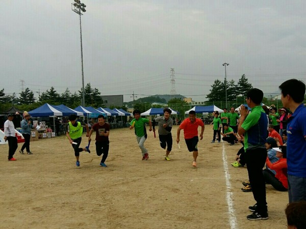 ▲ ‘2016년 칠곡군 노사 화합 한마음 체육대회’가 지난 28일 왜관산업단지 내 근린체육공원에서 열린 가운데 참석자들이 달리기 대회를 하고 있다.ⓒ칠곡군 제공