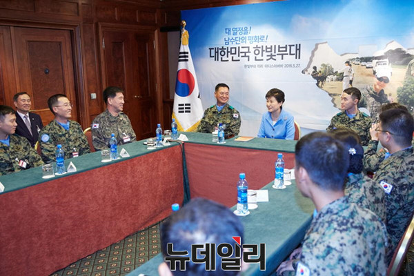 ▲ 박근혜 대통령이 지난 27일(현지시간) 남수단 파병 한빛부대 장병들을 에티오피아 아디스아바바로 초청해 격려하고 있다. ⓒ뉴데일리