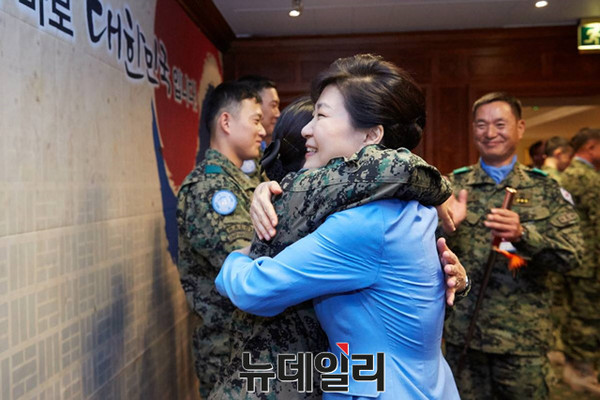 ▲ 윤지원 소령과 뜨거운 포옹을 하고 있는 박근혜 대통령. ⓒ뉴데일리