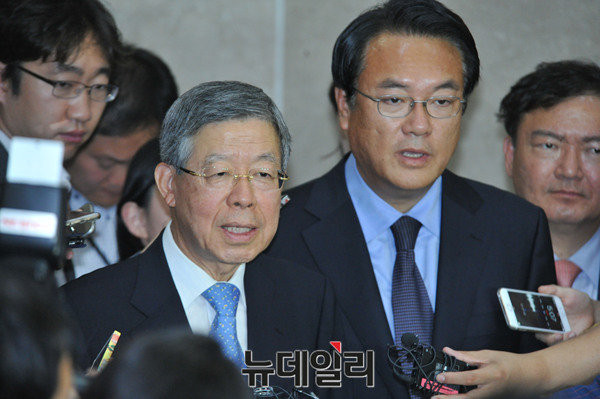 ▲ 새누리당 김희옥 혁신비대위원장 내정자가 내정 직후인 26일 국회에서 기자회견을 열고 정진석 원내대표와 함께 취재진의 질문에 답하고 있다. ⓒ뉴데일리 이종현 기자