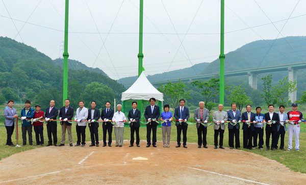 ▲ 이근규 시장과 야구동호인들이 중전야구장 준공 테이프를 절단하고 있다.ⓒ제천시