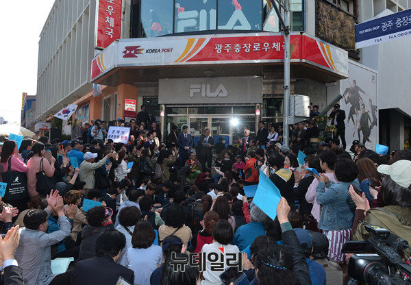 ▲ 더불어민주당 문재인 전 대표(사진 가운데)가 지난달 8일 광주 충장로우체국 앞에서 호남이 지지를 거둔다면 정치 일선에서 물러나고 대통령 선거에도 나가지 않겠다고 엄숙히 선언하고 있다. ⓒ광주=뉴데일리 정상윤 기자