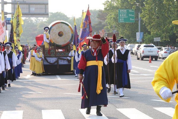 ▲ 초정약수 축제 중 어가행령에 참가한 이승훈 시장이 시민들에게 손을 흔들고 있다.ⓒ청주시