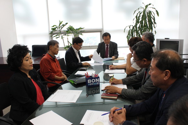 ▲ 도종환 더민주 충북도당 위원장이 27일 문장대온천 개발저지 대책위원들과 회의를 갖고 있다.ⓒ더불어민주당 충북도당