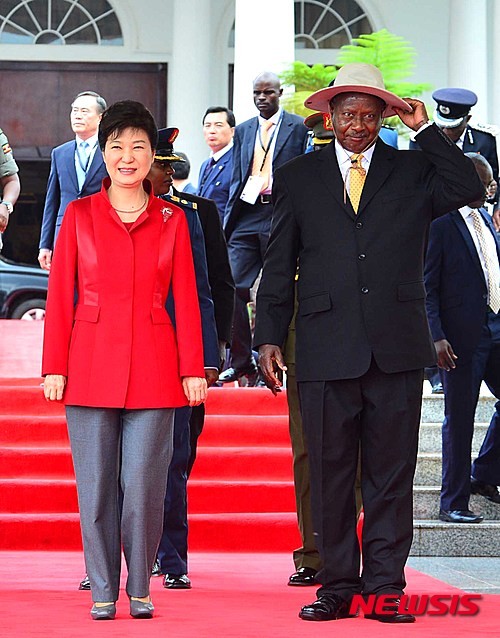 ▲ 우간다를 순방중인 박근혜 대통령이 요웨리 무세베니 우간다 대통령의 안내로 29일 오전(현지시간) 엔테베의 대통령궁에서 열린 공식환영식장에 자리하고 있다. ⓒ뉴시스