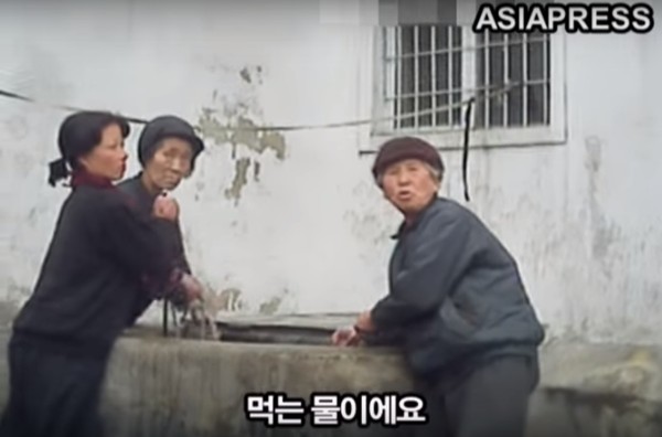 ▲ 지난 2013년 3월 북한 평성시 아파트 주민들이 10년동안 수돗물이 안 나와 우물에서 물을 긷는 모습(기사 내용과는 무관함).ⓒASIA PRESS 중계 영상 캡쳐.