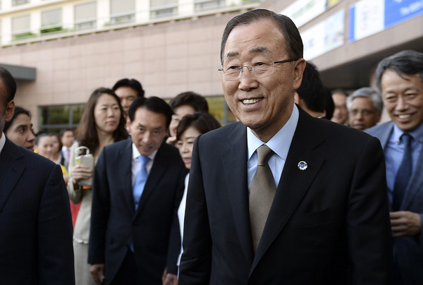 ▲ 반기문 UN 사무총장이 29일 오후 경북 경주 힐튼경주에서 열린 제66차 UN NGO 컨퍼런스 환영만찬 참석 전 전시 관람을 위해 우양미술관으로 향하고 있다.ⓒ뉴시스