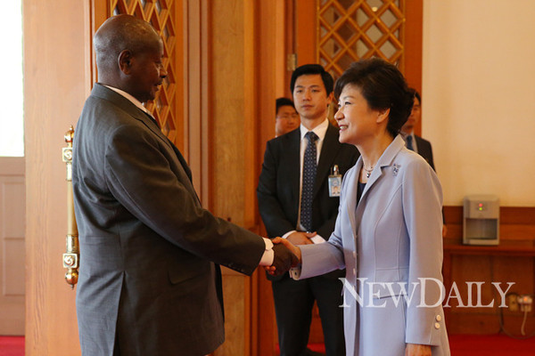 ▲ 우간다가 북한과의 군사안보 협력을 끊고, 대신 한국과 손을 잡기로 했다. 사진은 2013년 5월 방한한 요웨리 무세베니 우간다 대통령과 박근혜 대통령. ⓒ뉴데일리 DB