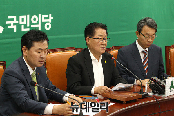 ▲ 국민의당 박지원 원내대표와 김성식 정책위의장, 김관영 원내수석부대표 등이 원내대책회의를 진행하고 있다. ⓒ뉴데일리 이종현 기자