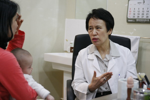 ▲ 환자를 진료하고 있는 김숙자 원장.ⓒ김숙자소아청소년병원