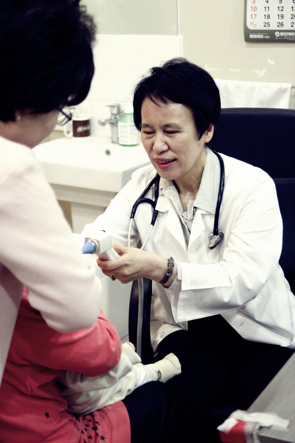 ▲ 환자를 진료하고 있는 김숙자 원장.ⓒ김숙자소아청소년병원