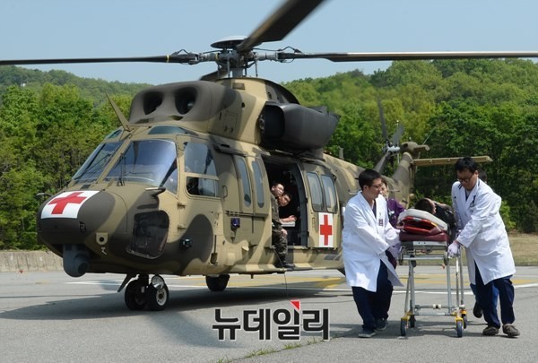 ▲ 의료 헬기를 이용해 환자를 이송 중인 군의관들 ⓒ 뉴데일리