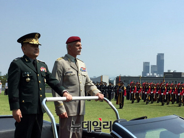 ▲ 30일 의장행사하는 이순진 합참의장과 파벨 나토군사위원장.ⓒ뉴데일리 순정우 기자