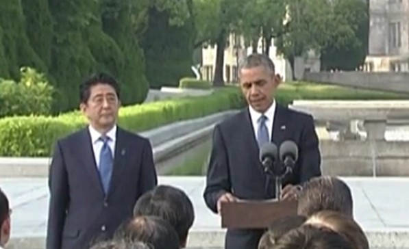 ▲ 27일 히로시마 평화기념공원 원폭 희생자 위령비를 방문한 (왼쪽부터) 아베 신조 일본 총리, 버락 오바마 미국 대통령.ⓒ英가디언 중계영상 캡쳐.