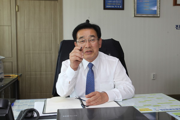 ▲ 인터뷰에 응하고 있는 송기섭 진천군수.ⓒ진천군
