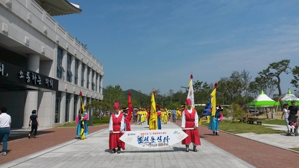 ▲ 영천시 포은문화예술단이 신도청시대를 맞아 지난 29일 오후 경북도청 광장에서 문화공연을 실시했다. ⓒ영천시 제공