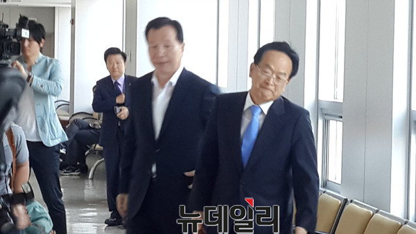 ▲ 임각수 충북 괴산 군수가 지난 23일 항소심 법정에 들어서고 있다.ⓒ김종혁 기자