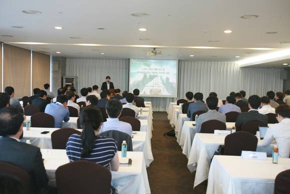 ▲ 원동욱 동아대학교 국제학부 교수는 지난 27일 서울 중구 서소문동 퍼시픽타워에서 개최된 '제9회 CJ대한통운 지식포럼'에서 국내 기업들의 중국 물류 시장 진출 전략에 대해 강연했다.ⓒCJ대한통운