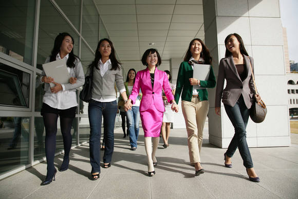 ▲ 학생들과 교정을 걷고 있는 심화진 성신여자대학교 총장(가운데). ⓒ성신여대