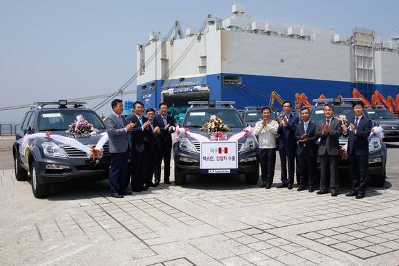 ▲ 페루 경찰차 수출 선적 기념식에 참석한 관계자들이 성공적 선적을 기원하며 기념촬영하고 있다.ⓒ포스코대우