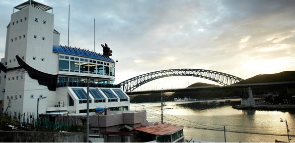 ▲ 통영 거북선호텔과 통영운하에 걸린 통영대교의 석양.(통영 자료사진)