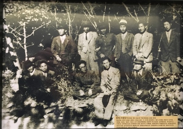 ▲ 통영거북선호텔에 전시된 유명한 사진. 1950년대 통영 르네상스 운동을 벌인 통영출신 문화예술인들. 김상옥 김용주 김춘수 유치환 전혁림 정윤주 등등. 이중섭 화가도 이무렵 통영에 왕래했다고 한다.