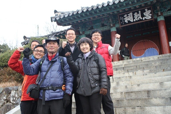 ▲ '통영길 문화연대' 동지들. 뒷줄 가운데 설종국 대표.