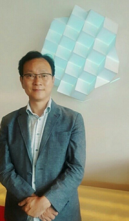 ▲ 레스토랑 '크림슨' 벽에 반짝이는 미디어 아트 앞에서.