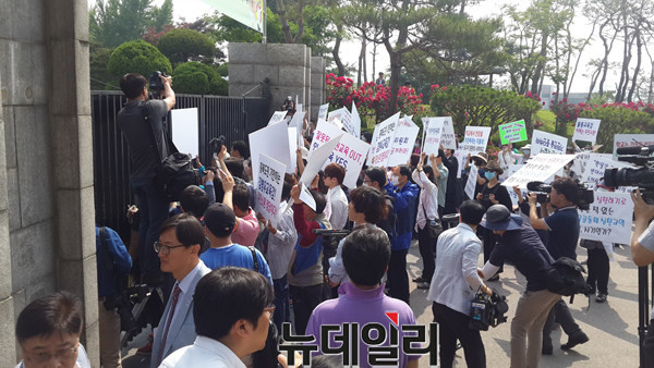 ▲ ‘충북 교육공동체 헌장’ 선포에 반대하는 보수단체들이 31일 충북도교육청 진입을 시도하고 있다.ⓒ김종혁 기자