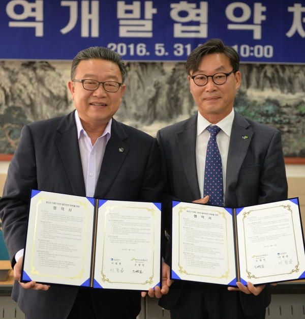 ▲ 이필용 군수(왼쪽)와 조병일 LH충북지역본부장이 협약을 맺고 있다.ⓒ음성군