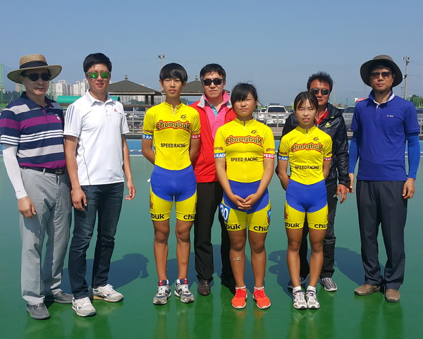 ▲ 전국소년체전에서 정상에 오른 단성중 롤러부(가운데)가 우승 후 기념촬영을 가졌다.ⓒ단성중학교