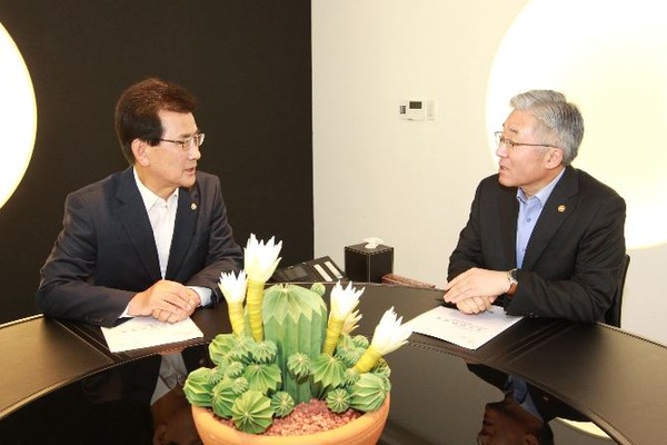 ▲ 이시종 충북도지사(왼쪽)가 31일 김종덕 문화체육관광부 장관을 만나 한국문학관 충북유치를 홍보하고 있다.ⓒ충북도