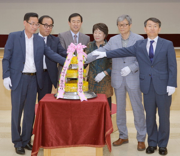 ▲ 조길형 시장 등이 기업하기 좋은도시 4년 연속 대상을 축하하는 케잌을 전달하고 있다.ⓒ충주시