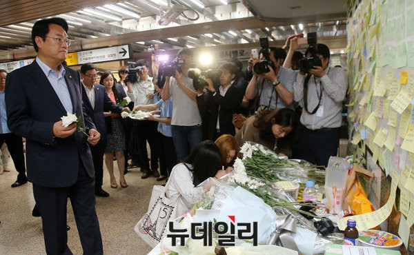 ▲ 새누리당 정진석 원내대표가 31일 오후 서울 광진구 구의역 스크린도어 정비사 사고 추모장소를 찾아 헌화하고 있다.ⓒ뉴데일리 이종현 기자