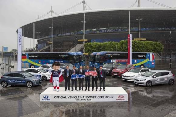 ▲ 현대·기아차와 UEFA는 30일(현지시간) 프랑스 생드니 경기장에서 유로 2016 공식차량 전달식을 개최했다. ⓒ현대·기아차