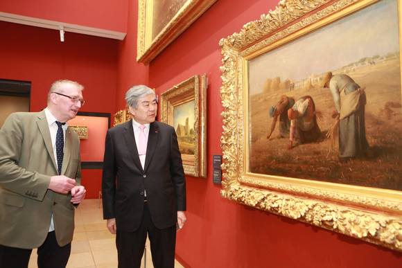 ▲ 조양호 한진그룹 회장(오른쪽)과 기 코즈발(Guy Cogeval) 오르세 미술관장(왼쪽)이 바르비종 화파의 창시자인 밀레의 '이삭 줍는 사람들' 작품을 관람하는 모습.ⓒ한진그룹