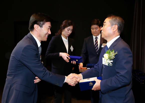 ▲ 김한기 대림산업 대표이사(왼쪽)가 우수협력업체로 선정된 구도효 선풍토건 대표이사에게 상을 수여하고 있다.ⓒ대림산업